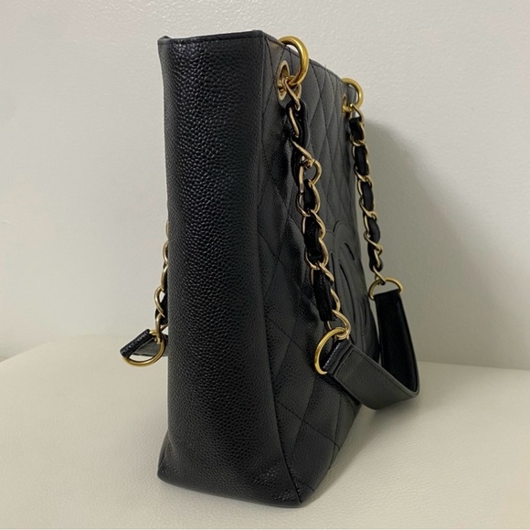 CHANEL Petite Shopping Tote (PST) in quilted caviar leather - Picture 6 of 15